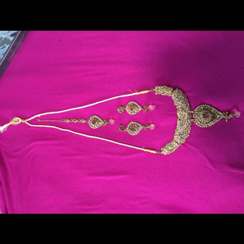 Gold necklace set for Indian or Pakistani outfits